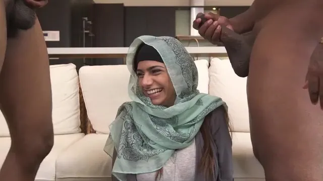 Mia Khalifa, Charlie Mac ve Rico Strong'un Üçlü Seks