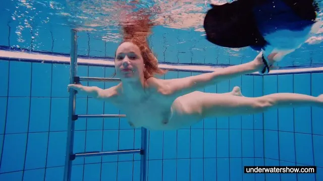 Küçük Göğüslü Kızın Havuzda Seksi ve Su Altı Erotikliği