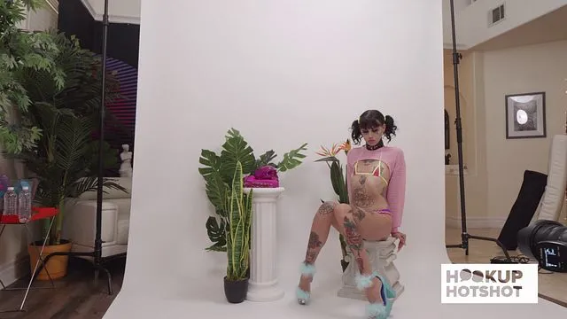 CC Doll ve Bryan Gozzling ile Seks - Esmer Kız ve Dövmeli Kadın
