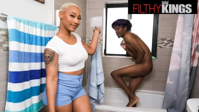 Thick Ass Daphne'in köpek pozisyonlu ve sert sikiş filmi