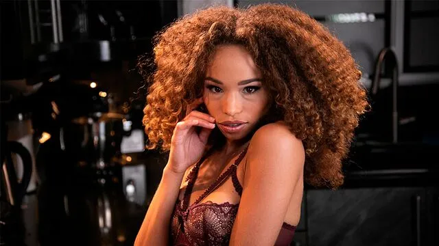 Tutkulu Cecilia Lion'ın Yan Fuck ve Oral Seks Anları