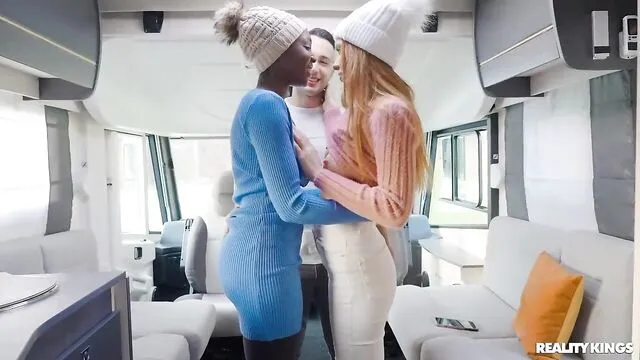 Zaawaadi ve Holly Molly'nin Çılgın Üçlü İlişkisi Seks Sahnesi