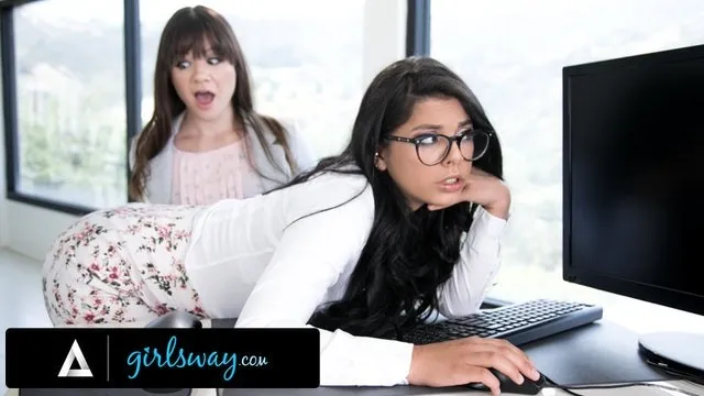 Gina ve Alison'ın Lezbiyen Seks ve Porno Gösterisi