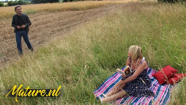Milf Amy'in sarışın ve olgun kadınların seks maceraları