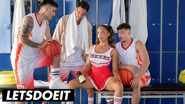 Yeri Blue ve Papi Rodriguez'un Ateşli Üçlü Seks Macerasında Porno