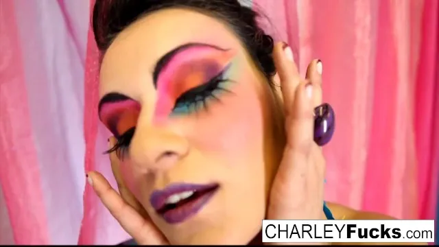 Charley Chase'in Doğal Göğüsleriyle Mastürbasyon ve Seks