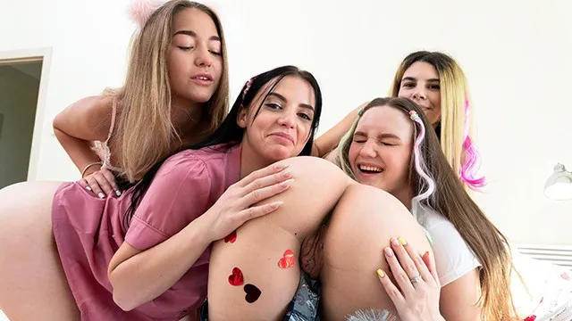 Hazel Grace69 ve Sofi Li'nin Lezbiyen Seks Sahnesi