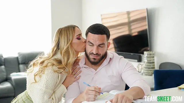 Khloe Kapri'nin Küçük Göğüslü ve Sert Seks Sahnesi