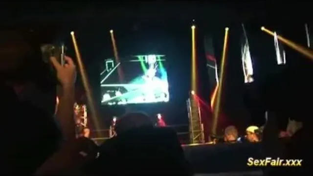 Olgun Kadın ve Striptiz Anlarının Erotikliği Porno Sahnesi
