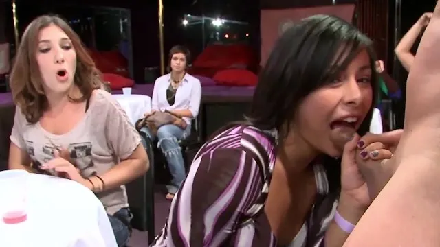 Tila Flame ve Leena Sky ile Çılgın Parti Porno Sahnesi