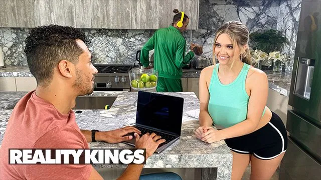 Alex Jones ve Angie Faith'in Lezbiyen ve Seks Macerasında Meme Oyunu ile Sikiş