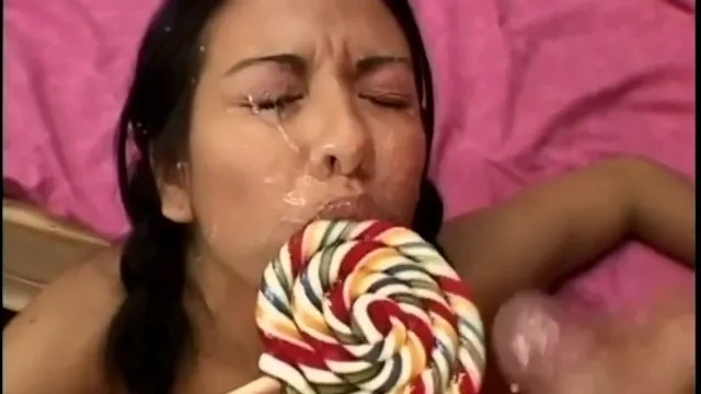 Latin kızın sert seks ve meni püskürtme sahnesi