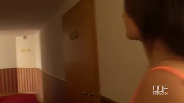 Kızın ateşli ve sert yalama anları Azgın Seks