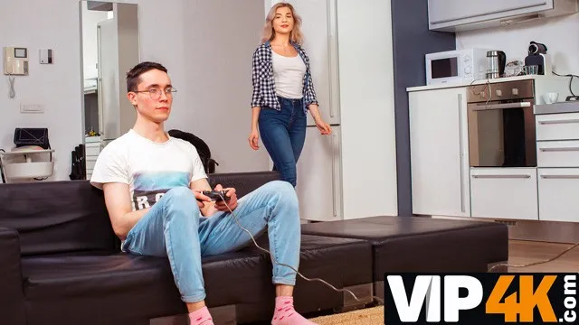 Genç Anna Krowe'nin Üvey Fantezi ve Sarışın Seks Sahnesi