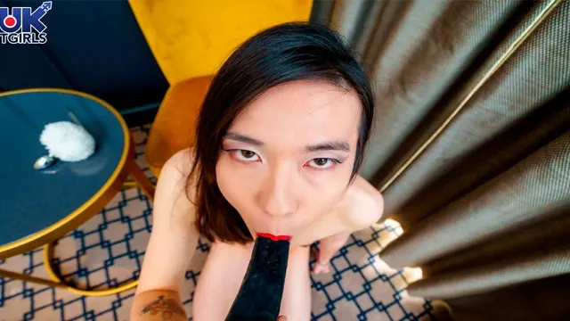 Momo'nun Küçük Göğüslü Transseksüel İlişkisi ve Seks Anları
