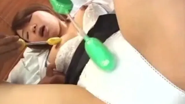 Japon Öğretmeninin Vajina ve Dildo ile Oyunu Sikiş Sahnesi