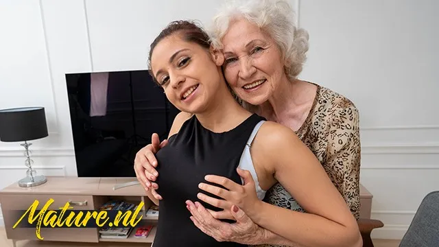 Olgun Kadınların Parmaklama ve Lezbiyen Seks Sahnesi