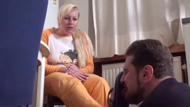 Genç ve ateşli bir anne ile kızı arasındaki erotik seks ve sikiş