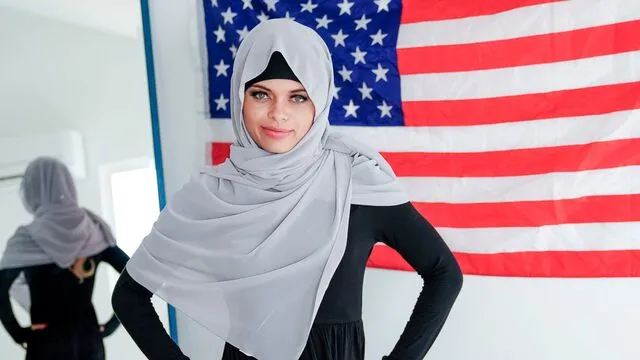 Destiny Cruz'un Hijab Seks ve Sakso Sahnesi