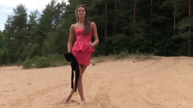 Genç kızın açık hava seks ve striptiz anları