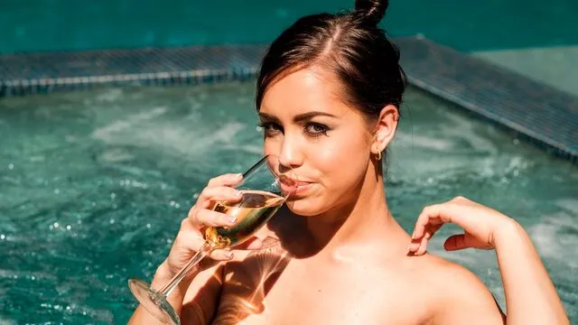 Alina Lopez'in esmer ve köpek pozisyonu ile seks ve sikiş anları