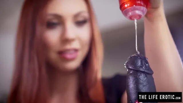 Ornella Morgan'in ateşli dildo seks sahnesi