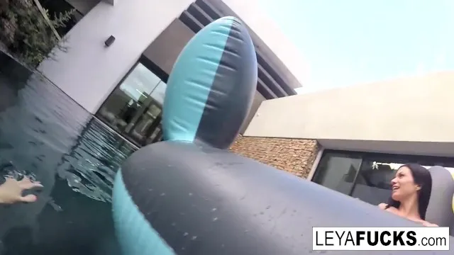 Leya Falcon ve Lynn Vega'nın lezbiyen seks partisi