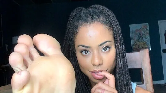 Kira Noir'in Mastürbasyon ve Sert Seks Anları