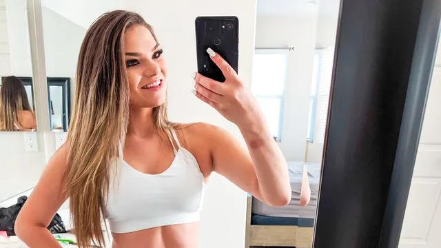 Athena Faris'in genç kız ve seks sahnesi