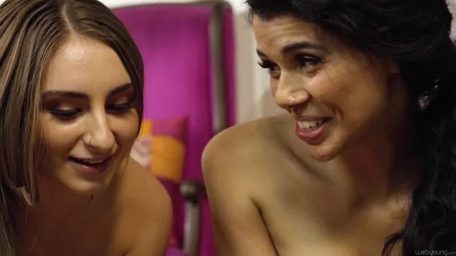 Harley Haze ve Penelope Kay'in Lezbiyen Seks Anları