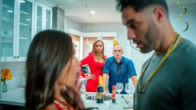 Jewelz Blu ve Vina Sky'in Üçlü İlişkisi ve Sikiş Anları