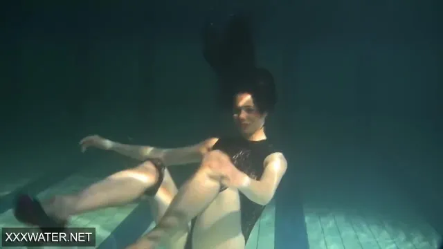 Sissy ve Irina'nın Küçük Göğüsleri ve Seks Anları