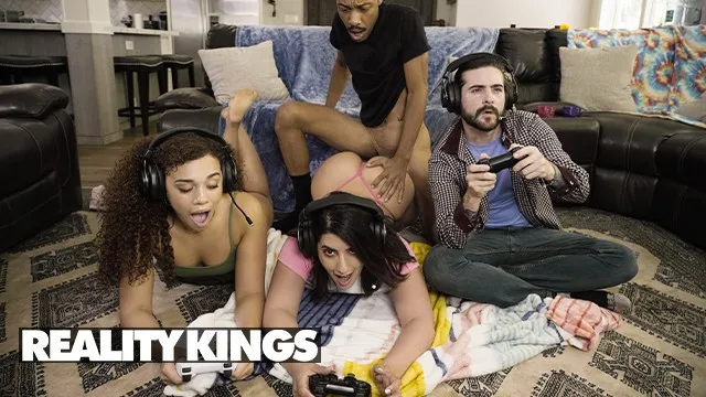 Johnny Love ve Dwayne Foxxx'in Gamer Kızlarla Sert Sikişi