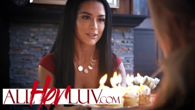 Güzel Katrina Jade ve Emma Hix'in Lezbiyen Sikişi