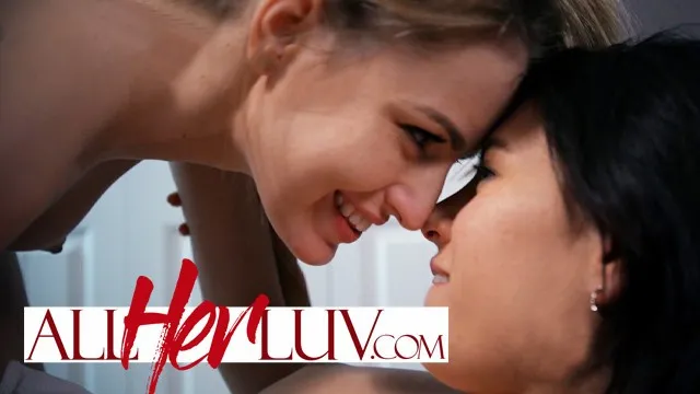 Alman Shyla ve Scarlett'nin lezbiyen sikiş macerası