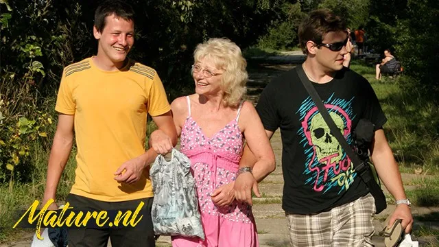Şarkütün Halka Açık Amcık Yalama Macerası Porno Sahnesi