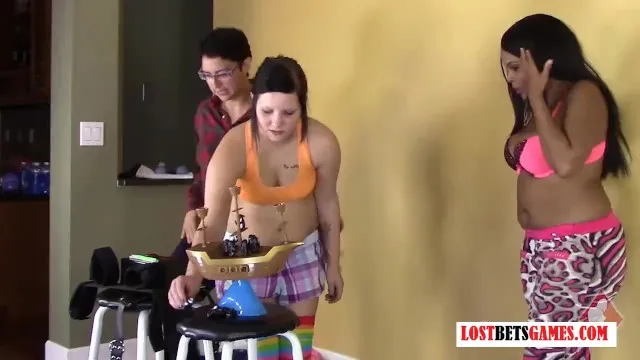 Güzelliklerin Tutkulu Striptiz ve Seks Gösterileri
