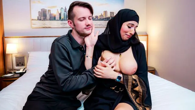 Aaliyah Yasin'in Kovboy Kız Pozisyonunda Seks ve Sikiş