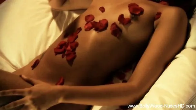 Olgun Asyalı kadının romantik sikişi