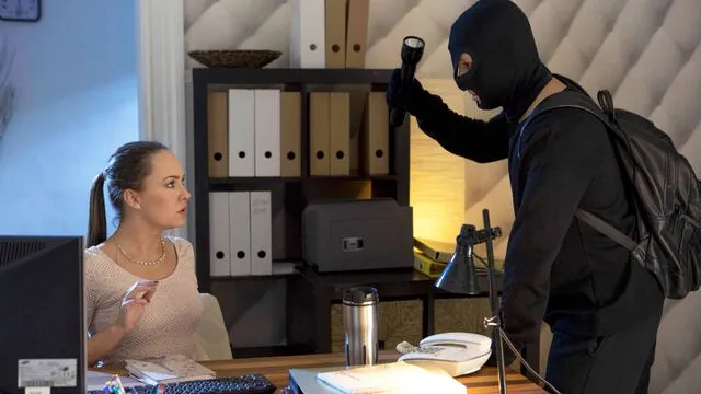 Blue Angel'in Ofisde Yüksek Topuklu Anal Yalama Porno Sahnesi