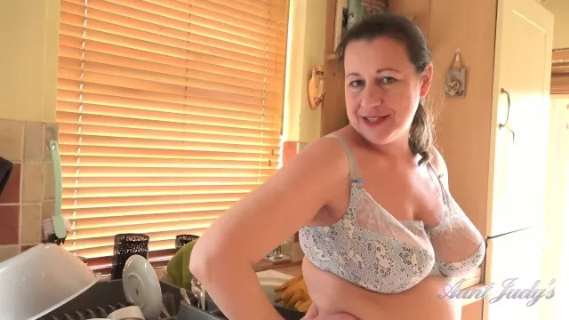 Eva Kay ile esmer mastürbasyon ve seks deneyimi